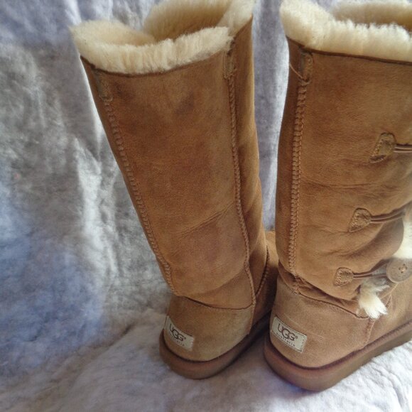 UGG TALL BUTTON BOOTS - GUC - SIZE 8 - Picture 4 of 7